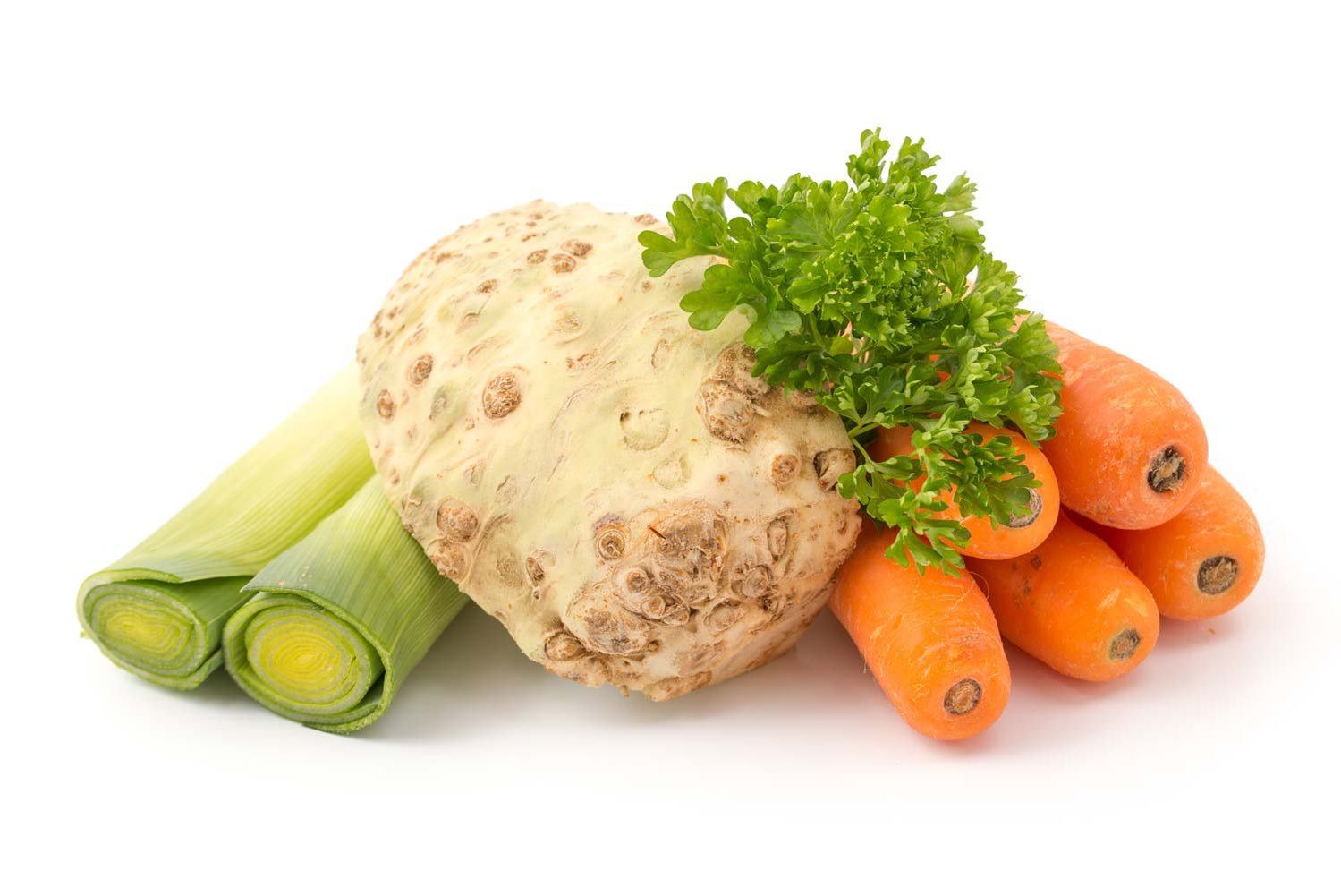 Regionales Suppengemüse aus dem Eferdinger Becken Lauch, Knollensellerie, Petersilie und Karotten auf einem weißen Untergrund